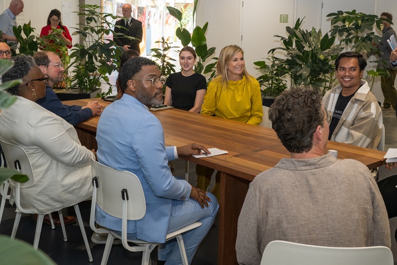 HMK om de tafel met medewerkers